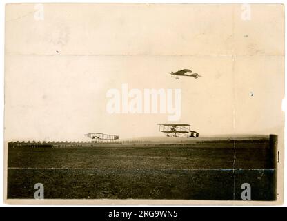 Hubert Latham nella sua Antoinette IV, con Henry Farman nel suo biplano Farman III e roger Sommer, anche in volo un Farmn III alla Grande Semaine d'Aviation de la Champagne, tenuta vicino a Reims in Francia. Arthur Charles Hubert Latham (10 gennaio 1883 – 25 giugno 1912) è stato un . Fu la prima persona a tentare di attraversare la Manica in un aereo. Nell'agosto 1909 alla Grande Semaine d'Aviation de la Champagne ha stabilito il record mondiale di altitudine di 155 metri (509 piedi) nella sua Antoinette IV, oltre a un record mondiale di velocità a 42 mph. Henry Farman:- (26 maggio 1874 - 17 luglio 1958 Foto Stock