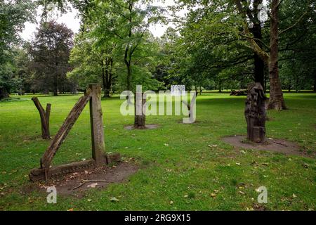 Il parco del castello di Stammheim nel distretto di Stammheim, area verde pubblica in cui è esposta l'arte moderna, Colonia, Germania. Oggetti sonori di Gerda N Foto Stock