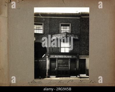 Fotografia di Apollo PH, Camden Town, Londra. Il lato principale della stampa (mostrato qui) raffigura: Faccia sulla vista del pub. Il retro della stampa (disponibile su richiesta) dettagli: Niente per l'Apollo, Camden Town, Londra NW1 7HY. A partire da luglio 2018 . Demolito Foto Stock