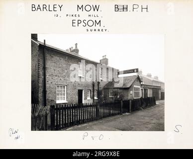 Fotografia di Barley Mow PH, Epsom, Surrey. Il lato principale della stampa (mostrato qui) raffigura: La faccia sinistra sulla vista del pub. Il retro della stampa (disponibile su richiesta) dettagli: Trading Record 1907 . 1962 per il muso di Barley, Epsom, Surrey KT17 4EA. A partire da luglio 2018 . Pub Fullers Foto Stock