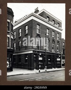 Fotografia di Brewery Tap PH, Hackney, Londra. Il lato principale della stampa (mostrato qui) raffigura: La faccia sinistra sulla vista del pub. Il retro della stampa (disponibile su richiesta) dettagli: Nothing for the Brewery Tap, Hackney, London E2 7AX. A partire da luglio 2018 . Demolito . Ora Haggerston Park Foto Stock