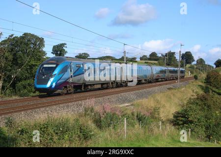 TransPennineExpress ha liveriato il treno elettrico passeggeri classe 397 civity emu espresso sulla West Coast Main line a Bay Horse nel Lancashire 8 agosto 2023. Foto Stock