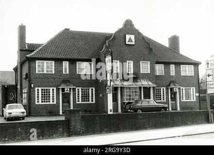 Fotografia di Bulldog PH, Enfield, Greater London. Il lato principale della stampa (mostrato qui) raffigura: La faccia sinistra sulla vista del pub. Il retro della stampa (disponibile su richiesta) dettagli: Trading Record 1957 . 1961 per il Bulldog, Enfield, Greater London EN1 4SE. A partire da luglio 2018 . Ora un McDonalds Foto Stock