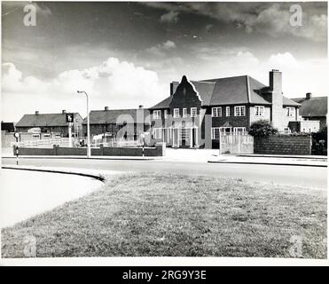 Fotografia di Bulldog PH, Enfield, Greater London. Il lato principale della stampa (mostrato qui) raffigura: Lontano lato destro sulla vista del pub. Il retro della stampa (disponibile su richiesta) dettagli: Photographer ID for the Bulldog, Enfield, Greater London EN1 4SE. A partire da luglio 2018 . Ora un McDonalds Foto Stock