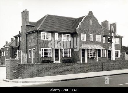 Fotografia di Bulldog PH, Enfield, Greater London. Il lato principale della stampa (mostrato qui) raffigura: La faccia sinistra sulla vista del pub. Il retro della stampa (disponibile su richiesta) dettagli: Photographer ID for the Bulldog, Enfield, Greater London EN1 4SE. A partire da luglio 2018 . Ora un McDonalds Foto Stock