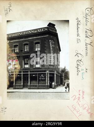 Fotografia di Clapton Park Tavern , Lower Clapton, Londra. Il lato principale della stampa (mostrato qui) raffigura: La faccia destra sulla vista del pub. Il retro della stampa (disponibile su richiesta) dettagli: Trading Record 1913 . 1923 per la Clapton Park Tavern, Lower Clapton, Londra E5 0LH. A partire da luglio 2018 . Chiuso e ora un ristorante Pizza. Verendi nel 2016 Foto Stock