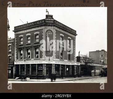 Fotografia di Clapton Park Tavern , Lower Clapton, Londra. Il lato principale della stampa (mostrato qui) raffigura: Angolo sulla vista del pub. Il retro della stampa (disponibile su richiesta) dettagli: Niente per la Clapton Park Tavern, Lower Clapton, Londra E5 0LH. A partire da luglio 2018 . Chiuso e ora un ristorante Pizza. Verendi nel 2020 Foto Stock