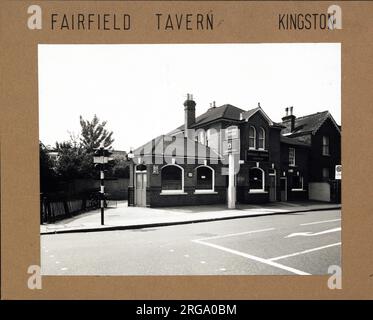 Fotografia di Fairfield Tavern , Kingston, Surrey. Il lato principale della stampa (mostrato qui) raffigura: La faccia sinistra sulla vista del pub. Il retro della stampa (disponibile su richiesta) dettagli: Niente per la Fairfield Tavern, Kingston, Surrey KT1 2UW. A partire da luglio 2018 . È stata riprogettata per essere utilizzata principalmente in ambito residenziale, ma nell'edificio è stata conservata una piccola area che poteva essere utilizzata come bar. Tuttavia, questo viene usato come un gruppo di giochi per bambini con caffè . non servono alcolici. Foto Stock