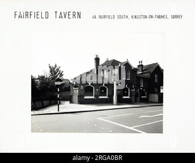 Fotografia di Fairfield Tavern , Kingston, Surrey. Il lato principale della stampa (mostrato qui) raffigura: La faccia sinistra sulla vista del pub. Il retro della stampa (disponibile su richiesta) dettagli: Niente per la Fairfield Tavern, Kingston, Surrey KT1 2UW. A partire da luglio 2018 . È stata riprogettata per essere utilizzata principalmente in ambito residenziale, ma nell'edificio è stata conservata una piccola area che poteva essere utilizzata come bar. Tuttavia, questo viene usato come un gruppo di giochi per bambini con caffè . non servono alcolici. Foto Stock