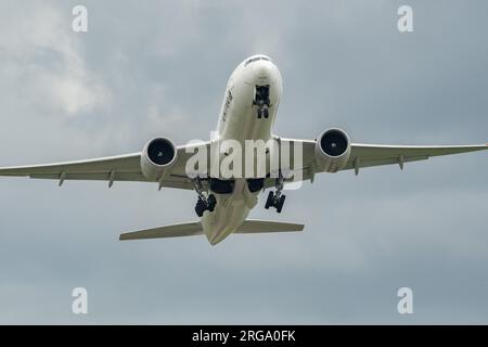 Zurigo, Svizzera, 10 maggio 2023 United Airlines Boeing 777-200 decollo dalla pista 32 Foto Stock