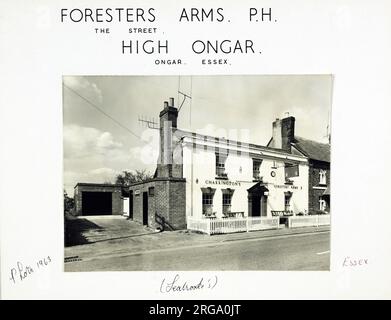 Fotografia di Foresters Arms, High Ongar, Essex. Il lato principale della stampa (mostrato qui) raffigura: La faccia sinistra sulla vista del pub. Il retro della stampa (disponibile su richiesta) dettagli: Trading Record 1940 . 1962 per The Foresters Arms, High Ongar, Essex CM5 9NH. A partire da luglio 2018 . Di proprietà individuale Foto Stock