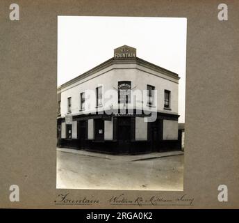 Fotografia di Fountain PH, Mitcham, Greater London. Il lato principale della stampa (mostrato qui) raffigura: Angolo sulla vista del pub. Il retro della stampa (disponibile su richiesta) dettagli: Niente per The Fountain, Mitcham, Greater London CR4 3EJ. A partire da luglio 2018 . Chiuso il 75 luglio. Acquistato da Merton Council per la demolizione come parte del nuovo sviluppo del quadrante Nord.Ovest di Mitcham. Foto Stock