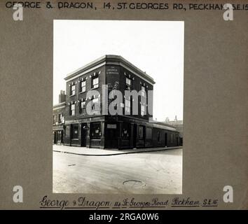 Fotografia di George & Dragon PH, Peckham, Londra. Il lato principale della stampa (mostrato qui) raffigura: Angolo sulla vista del pub. Il retro della stampa (disponibile su richiesta) dettagli: Niente per The George & Dragon, Peckham, Londra SE15 6QW. A partire da luglio 2018 . Demolito Foto Stock