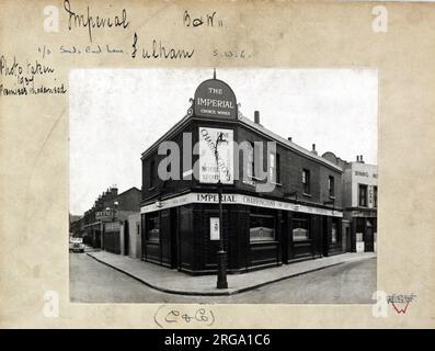 Fotografia di Imperial PH, Fulham, Londra. Il lato principale della stampa (mostrato qui) raffigura: Angolo sulla vista del pub. Il retro della stampa (disponibile su richiesta) dettagli: Trading Record 1929 . 1956 per l'Imperial, Fulham, Londra SW6 2ET. A partire da luglio 2018 . Demolito Foto Stock