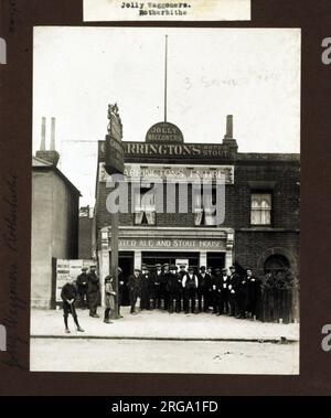 Fotografia di Jolly Waggoners PH, Rotherhithe (Old), Londra. Il lato principale della stampa (mostrato qui) raffigura: Faccia sulla vista del pub. Il retro della stampa (disponibile su richiesta) dettagli: Niente per il Jolly Waggoners, Rotherhithe (Old), Londra SE16 2PP. A partire da luglio 2018 . Demolito e nuovo pub costruito Foto Stock