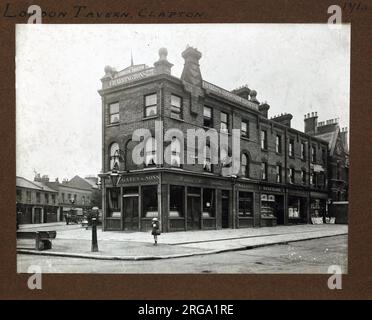 Fotografia di London Tavern , Clapton, Londra. Il lato principale della stampa (mostrato qui) raffigura: Angolo sulla vista del pub. Il retro della stampa (disponibile su richiesta) dettagli: Niente per la London Tavern, Clapton, London E5 8PA. A partire da luglio 2018 . La famiglia attuale ha acquistato il freehold da Punch taverne nel 2014 e ha pianificato di demolire il pub per sostituire con appartamenti nel 2016, ma una nomina ACV locale dal quartiere ha fatto pensare al proprietario di nuovo Foto Stock