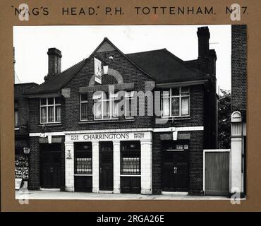 Fotografia di Nags Head PH, Tottenham (New), Londra. Il lato principale della stampa (mostrato qui) raffigura: Faccia sulla vista del pub. Il retro della stampa (disponibile su richiesta) dettagli: Nothing for the Nags Head, Tottenham (New), Londra N17 0DP. A partire da luglio 2018 . Chiuso e demolito negli anni '1960s, ora blocco retail e residenziale Foto Stock