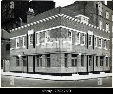 Fotografia di Phoenix PH, Edgware, Londra. Il lato principale della stampa (mostrato qui) raffigura: Angolo sulla vista del pub. Il retro della stampa (disponibile su richiesta) dettagli: Photographer ID for the Phoenix, Edgware, London NW8 8LE. A partire da luglio 2018 . Chiuso e sostituito con appartamenti Foto Stock