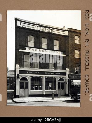 Fotografia di Red Lion PH, Russell Square, Londra. Il lato principale della stampa (mostrato qui) raffigura: Faccia sulla vista del pub. Il retro della stampa (disponibile su richiesta) dettagli: Niente per il Leone Rosso, Russell Square, Londra WC1N 1EX. A partire da luglio 2018 . Demolito . L'Holiday Inn Bloomsbury occupa ora il baffo di questo lato della strada Foto Stock