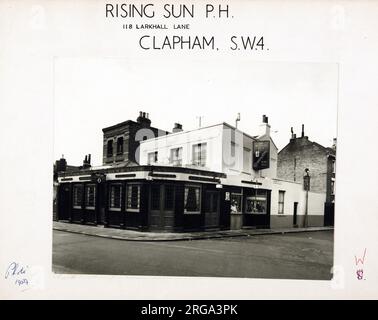 Fotografia di Rising Sun PH, Clapham, Londra. Il lato principale della stampa (mostrato qui) raffigura: Angolo sulla vista del pub. Il retro della stampa (disponibile su richiesta) dettagli: Trading Record 1938 . 1961 per The Rising Sun, Clapham, Londra SW4 6RJ. A partire da luglio 2018 . Ora un ristorante. A partire da settembre 2016 disusato. Foto Stock