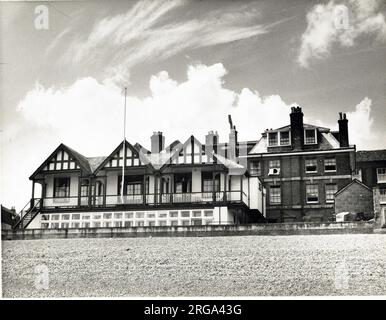 Fotografia del Royal Hotel, Deal, Kent. Il lato principale della stampa (mostrato qui) raffigura: Vista del pub dalla spiaggia. Il retro della stampa (disponibile su richiesta) dettagli: Nulla per il Royal Hotel, Deal, Kent CT14 6JD. A partire da luglio 2018 . Pastore Neame Foto Stock