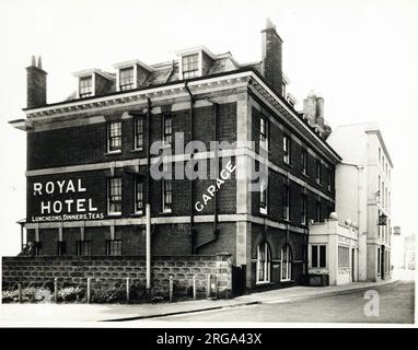 Fotografia del Royal Hotel, Deal, Kent. Il lato principale della stampa (mostrato qui) raffigura: Vista posteriore del pub. Il retro della stampa (disponibile su richiesta) dettagli: Nulla per il Royal Hotel, Deal, Kent CT14 6JD. A partire da luglio 2018 . Pastore Neame Foto Stock