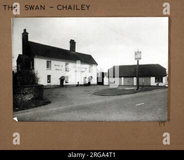 Fotografia di Swan PH, Chailey, Sussex. Il lato principale della stampa (mostrato qui) raffigura: La faccia sinistra sulla vista del pub. Il retro della stampa (disponibile su richiesta) dettagli: Niente per il cigno, Chailey, Sussex BN8 4BU. A partire da luglio 2018 . Convertito ad uso residenziale Foto Stock