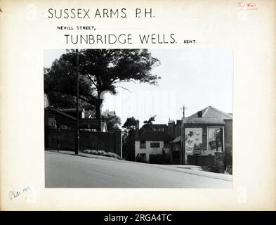 Fotografia di Sussex Arms, Tunbridge Wells, Kent. Il lato principale della stampa (mostrato qui) raffigura: Faccia sulla vista del pub. Il retro della stampa (disponibile su richiesta) dettagli: Nothing for the Sussex Arms, Tunbridge Wells, Kent TN2 5QJ. A partire da luglio 2018 . Proprietario . Hawthorn tempo libero Foto Stock