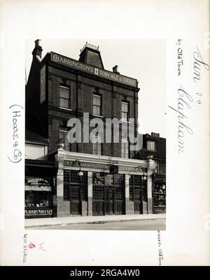 Fotografia di Sun PH, Clapham, Londra. Il lato principale della stampa (mostrato qui) raffigura: La faccia sinistra sulla vista del pub. Il retro della stampa (disponibile su richiesta) dettagli: Trading Record 1934 . 1961 per il Sun, Clapham, Londra SW4 0JL. A partire da luglio 2018 . Castello (Mitchells & Butlers) Foto Stock