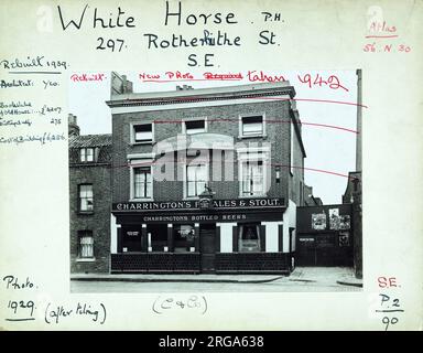 Fotografia di White Horse PH, Rotherhithe (Old), Londra. Il lato principale della stampa (mostrato qui) raffigura: Faccia sulla vista del pub. Il retro della stampa (disponibile su richiesta) dettagli: Trading Record 1920 . 1940 per il White Horse, Rotherhithe (Old), Londra SE16 5DW. A partire da luglio 2018 . Demolito per nuovo pub Foto Stock