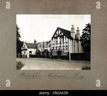 Fotografia del Leone Bianco PH, Warlingham, Surrey. Il lato principale della stampa (mostrato qui) raffigura: La faccia destra sulla vista del pub. Il retro della stampa (disponibile su richiesta) dettagli: Niente per il Leone Bianco, Warlingham, Surrey CR6 9EG. A partire da luglio 2018 . Pensioni Embrace (Mitchells & Butlers) Foto Stock