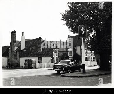 Fotografia del Leone Bianco PH, Warlingham, Surrey. Il lato principale della stampa (mostrato qui) raffigura: La faccia sinistra sulla vista del pub. Il retro della stampa (disponibile su richiesta) dettagli: Fotografa ID per il Leone Bianco, Warlingham, Surrey CR6 9EG. A partire da luglio 2018 . Pensioni Embrace (Mitchells & Butlers) Foto Stock