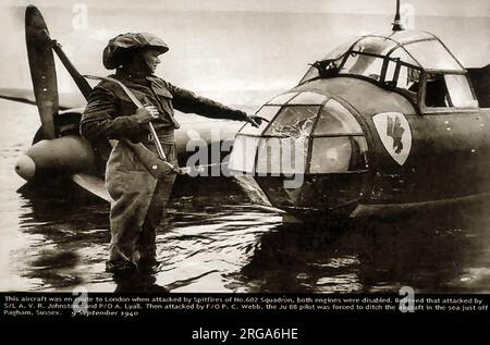 WW2 - Junkers Ju 88, un aereo da combattimento a doppio motore tedesco Luftwaffe in rotta per bombardare Londra il 9 settembre 1940 - attaccato da Spitfire dello squadrone No.602 (entrambi i motori disabilitati) e atterrato/crash-atterrato sulla spiaggia ai margini del mare appena fuori Pagham, Essex Foto Stock