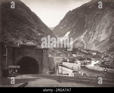 Tunnel ferroviario del Gottardo, Svizzera il tunnel del Gottardo (in tedesco: Gottardtunnel) è un tunnel ferroviario lungo 15 km e costituisce la cima della ferrovia del Gottardo in Svizzera. Collega Goschenen con Airolo ed è stato il primo tunnel che attraversa il Massiccio del San Gottardo per oltrepassare il Passo del San Gottardo. E' costruito come un tunnel a doppio binario, a scartamento standard. Aperto nel 1882, il tunnel del Gottardo era il tunnel più lungo del mondo. Foto Stock