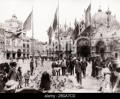 Vintage 19th° secolo fotografia: Vintage 19th° secolo fotografia: Turisti che nutrono piccioni in Piazza San Marco, Venezia, Italia Foto Stock