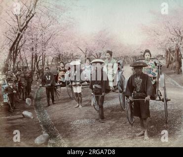 Un gruppo di geishe in risciò in un parco giapponese. Vintage 19th ° secolo fotografia. Foto Stock