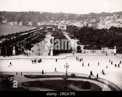 Vintage 19th ° secolo fotografia: Vista sul mare lungo il Mar Mediterraneo, Napoli, Italia Foto Stock