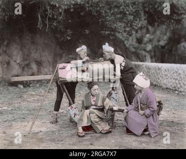 Giovane donna che viene trasportata in un kago, sedia di trasporto, che viene servito il tè. Vintage 19th ° secolo fotografia. Foto Stock