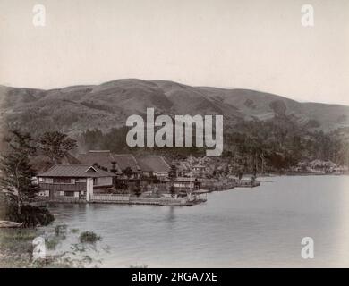 Città di Hakone, vista lungo la riva del lago, Giappone . Vintage 19th ° secolo fotografia. Foto Stock