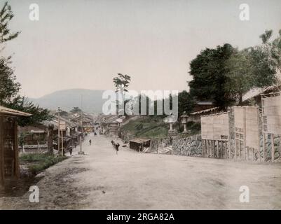 Strada nella città giapponese di Nara. Vintage 19th ° secolo fotografia. Foto Stock