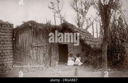 C.1880s - Messico - country house con le ragazze al di fuori Foto Stock