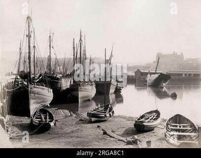 Fotografia d'epoca di fine XIX secolo - barche da pesca nel porto di Scarborough Foto Stock