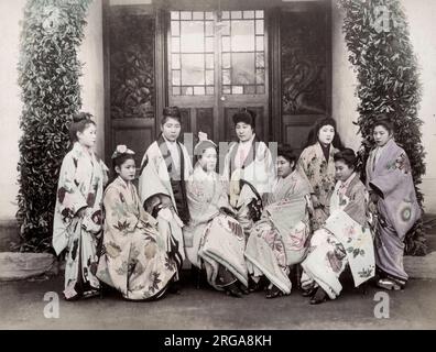 Un gruppo di prostitute in kimono ornato, Giappone. Vintage 19th ° secolo fotografia. Foto Stock
