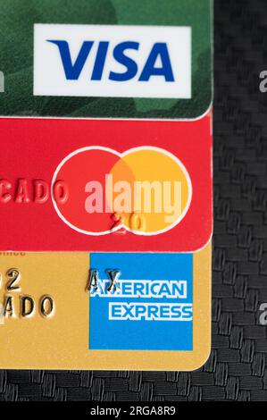 New York, USA - 2 agosto 2023: Diversi tipi di carte di credito Visa master e vista ravvicinata american Express Foto Stock