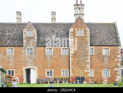 Jesus Hospital Almshouses, case di riposo a Rothwell, Inghilterra, fondata nel 1593 da Tresham, un catoico nel regno della regina protestante Elisabetta I.. Foto Stock
