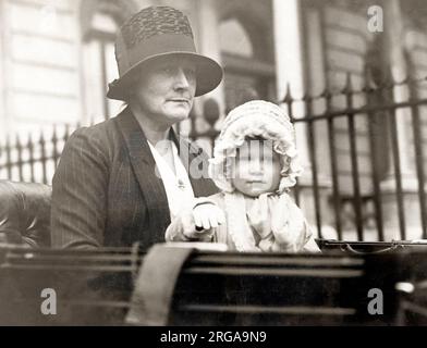 Sua Maestà la Regina Elisabetta II come un bambino nel suo gramma, con la nanna. Foto Stock