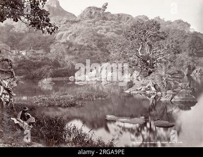 Fotografia d'epoca del XIX secolo, India - i Nukhi Talao da est, Monte Aboo, Monte Abu, India, Bourne e Shepherd studioz Foto Stock