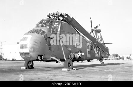 United States Navy - Sikorsky HSS-1 Seabat 141582 (msn 58-228, codice unità 'VB', indicativo di chiamata '2' di HS-8 (elicottero anti-sottomarino squadrone 8) Foto Stock