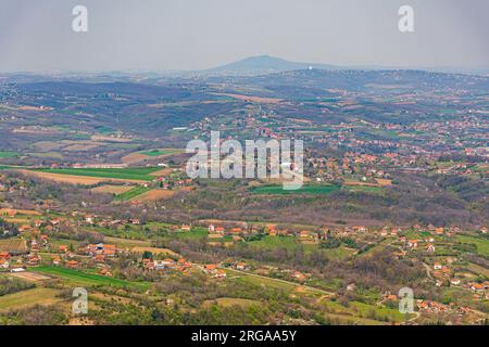 Vista dal monte Kosmaj, paesaggio della primavera serba Foto Stock