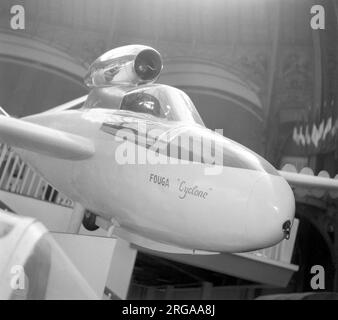 Fouga CM.8 R13 Ciclone al XVIIIeme Salon Aeronautique du Paris 1949 al Grand Palais nel centro di Parigi (dimostrazioni di volo all'aeroporto di Orly). La Turbomeca Pimene powered CM.8 R13 è appesa sopra la fusoliera di un allenatore a due posti Fuga-Castel-Mauboussin CM.7. Foto Stock